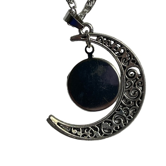 Moon pendant and chain Cancer zodiac New in Box - Picture 4 of 5